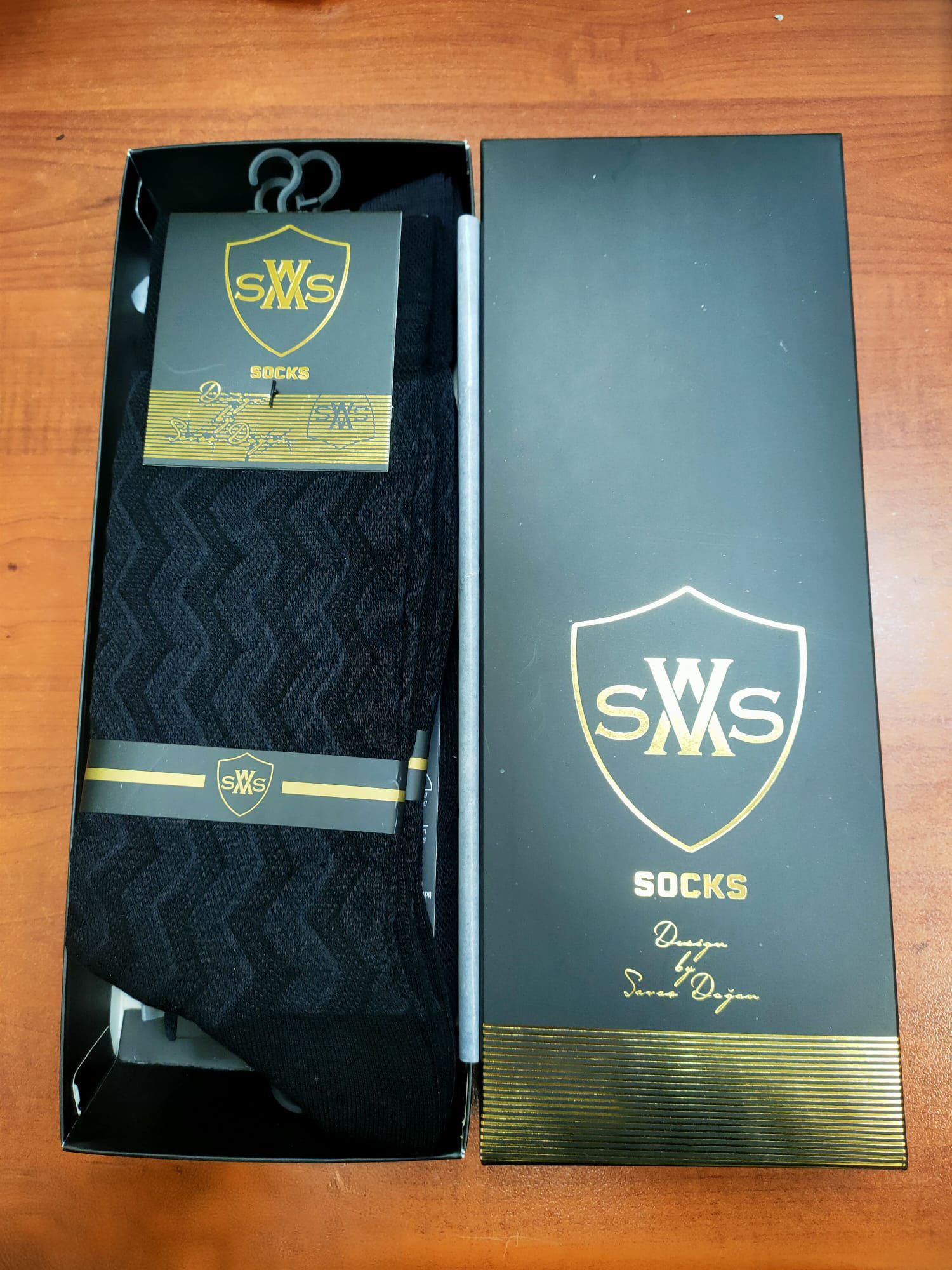 2 Çift BAMBU Premium Klasik Erkek Çorap – SWS  Kalite: Dayanıklı bambu kumaş ve uzun ömürlü dikiş yapısı  Tasarım: Zamansız, sade ve klasik erkek stili  İçerik: %80 Bambu, %17 Polyamid, %3 Elastan  Konfor: İz yapmayan yapı, gün boyu rahat kullanım  Nefe