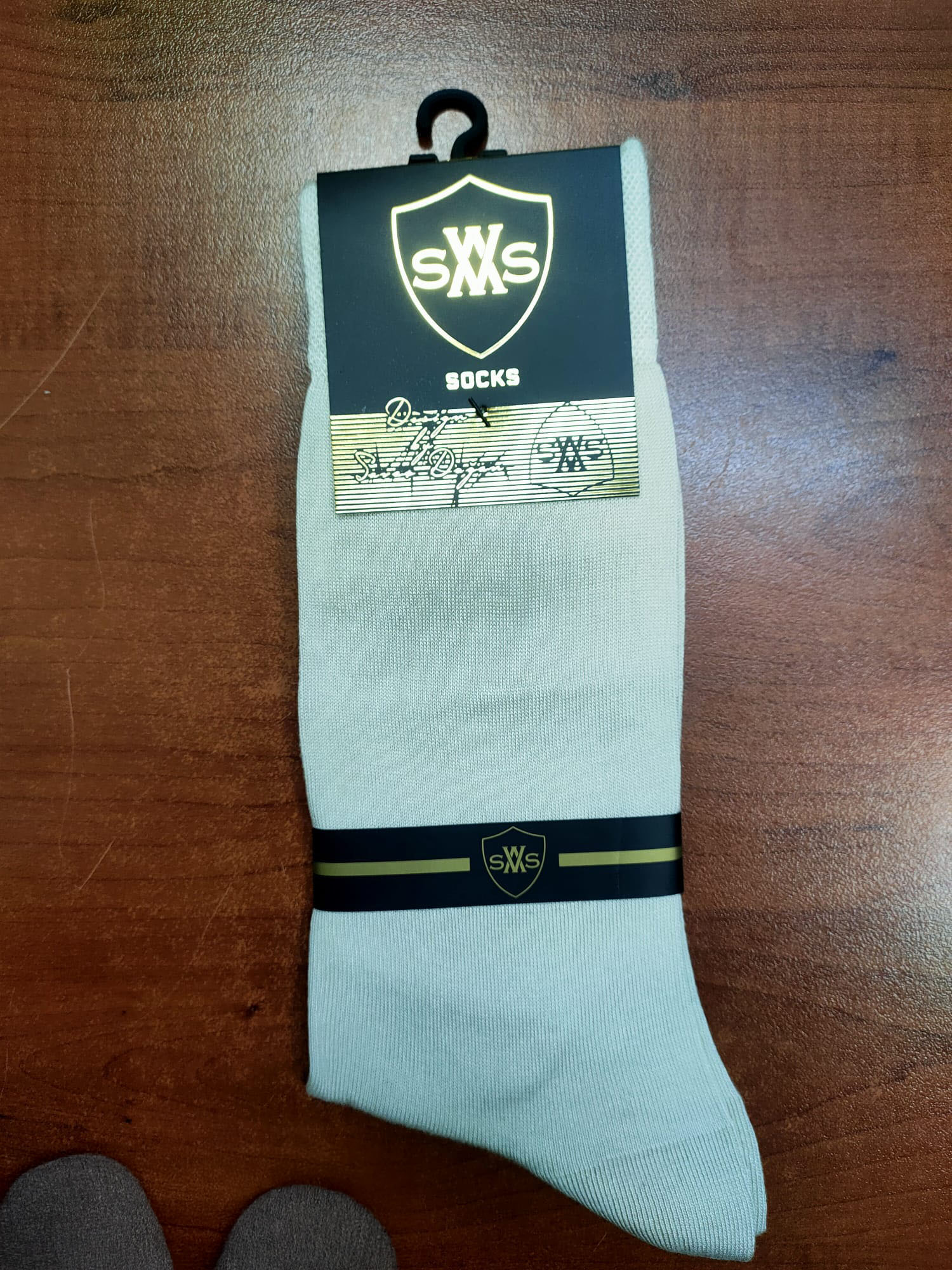 Tek Çift BAMBU Premium Klasik Erkek Çorap – SWS  Kalite: Dayanıklı bambu kumaş ve uzun ömürlü dikiş yapısı  Tasarım: Zamansız, sade ve klasik erkek stili  İçerik: %80 Bambu, %17 Polyamid, %3 Elastan  Konfor: İz yapmayan yapı, gün boyu rahat kullanım  Nefe