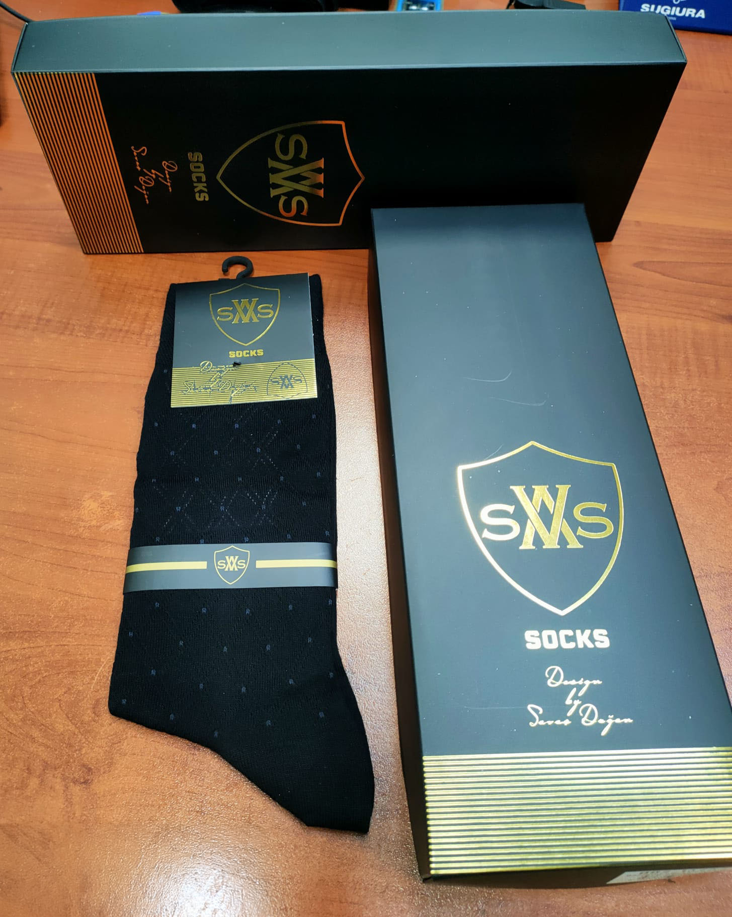 2 Çift BAMBU Premium Klasik Erkek Çorap – SWS  Kalite: Dayanıklı bambu kumaş ve uzun ömürlü dikiş yapısı  Tasarım: Zamansız, sade ve klasik erkek stili  İçerik: %80 Bambu, %17 Polyamid, %3 Elastan  Konfor: İz yapmayan yapı, gün boyu rahat kullanım  Nefe